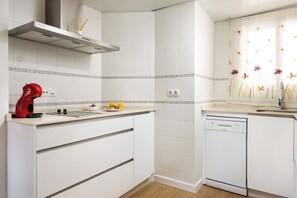 Réfrigérateur, micro-ondes, plaque de cuisson, cafetière/bouilloire