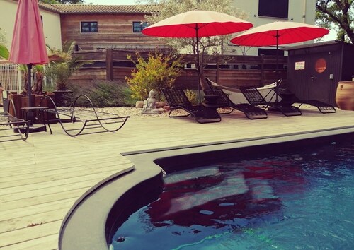 Between Nimes and Montpellier, lodging air-conditioned 4 pers. with a pool