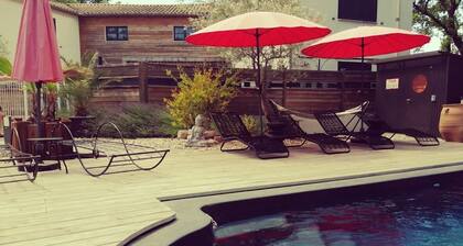 Between Nimes and Montpellier, lodging air-conditioned 4 pers. with a pool