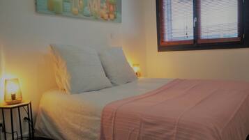 2 slaapkamers, een strijkplank/strijkijzer, gratis wifi, beddengoed