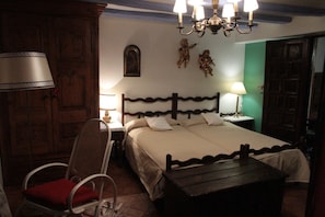 3 chambres, bureau, chambres insonorisées, fer et planche à repasser