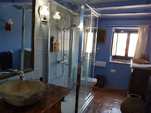 Douche, sĂšche-cheveux, serviettes fournies, savon