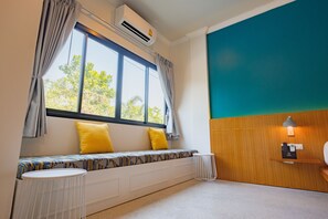 Minibar, tirai kedap cahaya, dan tempat tidur lipat/tambahan