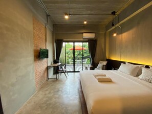 Minibar, tirai kedap cahaya, dan tempat tidur lipat/tambahan