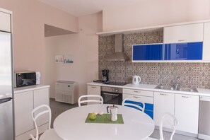 Fridge, microwave, oven, stovetop - Heated pool + Hydromassage ★ 500mt to beach ★ Sea view ★ Walk to market / restaurants / bar (Stalos)