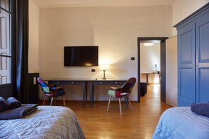 3 Schlafzimmer, Schreibtisch, Bügeleisen/Bügelbrett, Reisekinderbett