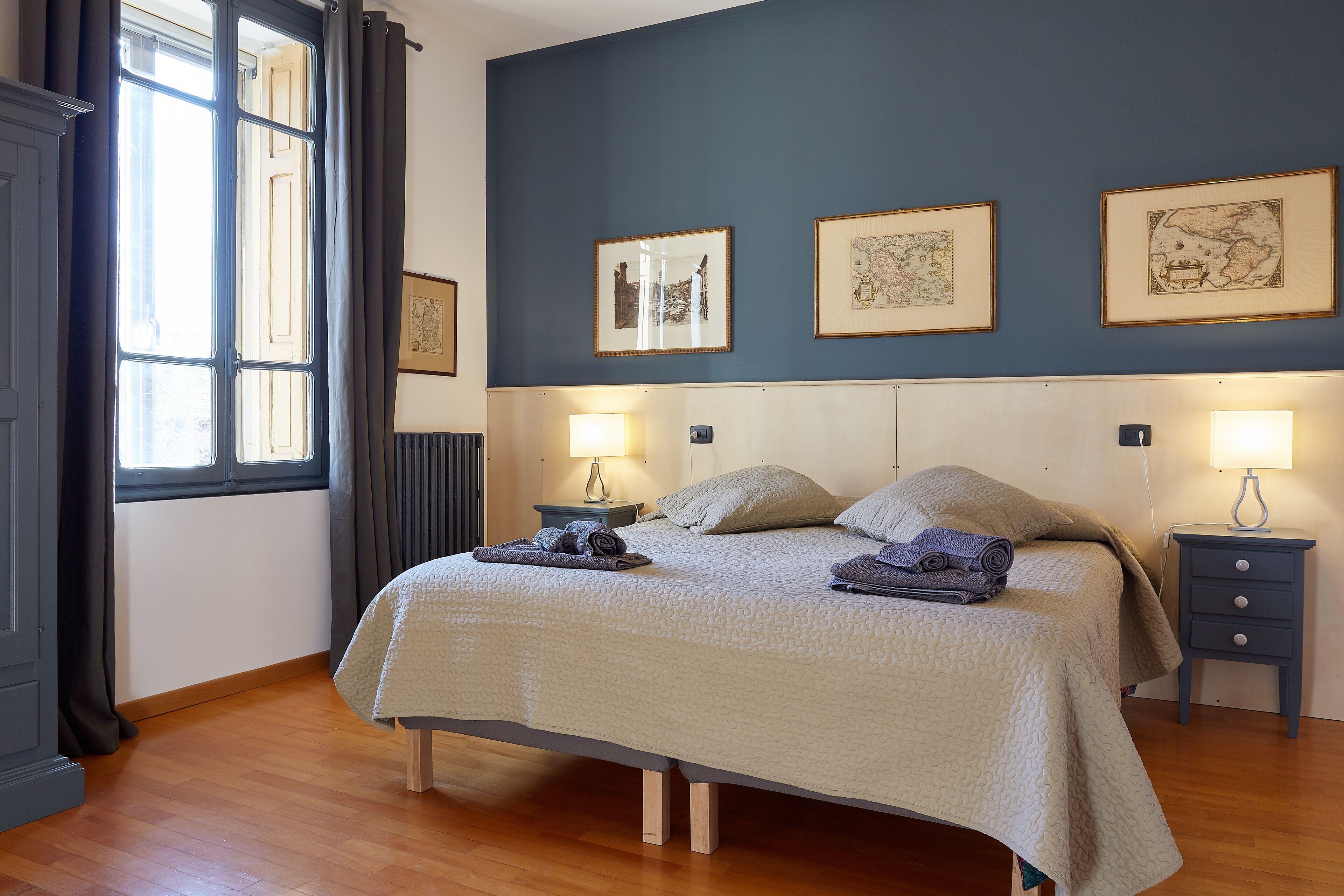 3 makuuhuonetta, työpöytä, silitysrauta/-lauta, vauvan matkasänky