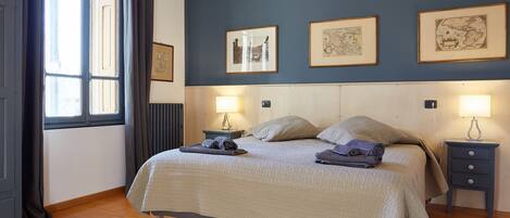 3 bedrooms, desk, iron/ironing board, travel cot