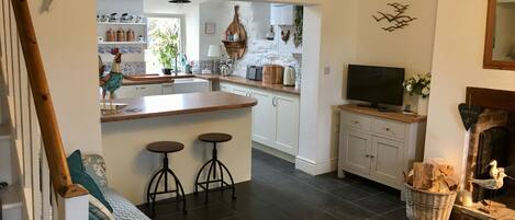 تلفزيون، مدفأة، مشغل دي في دي، تنس طاولة