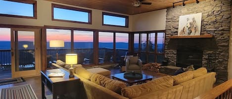 Een open haard, een videogameconsole en een dvd-speler