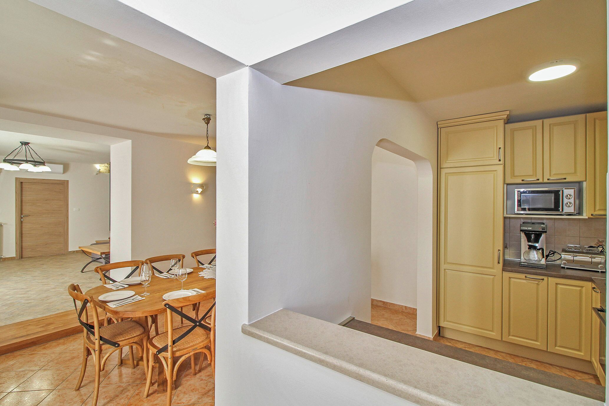 冷蔵庫、電子レンジ、オーブン、コンロ