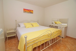 4 bedrooms, iron/ironing board, WiFi, bed sheets