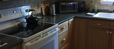 Kylskåp, mikrovågsugn, ugn och spishäll