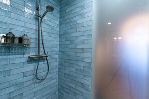 Shower, hair dryer, towels, soap - Plaza Santa Cruz. Traditional apartment in Santa Cruz (Sevilla)