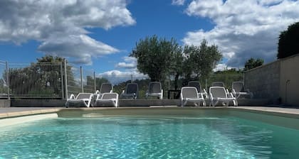 Charmantes klimatisiertes Chalet mit Pool für 6 Personen ideal, 8 möglich