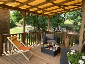Property grounds - Gîte with trees, Via Ardèche access, swimming pool, large covered terrace, (Ruoms)