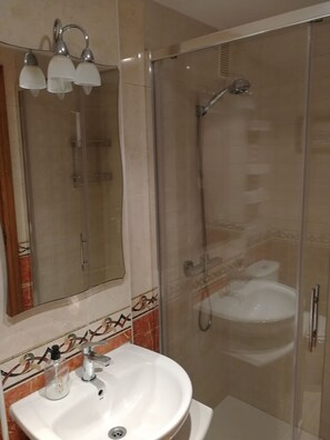 Toallas y papel de baño 