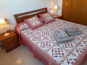2 chambres, fer et planche à repasser, Wi-Fi gratuit, draps fournis