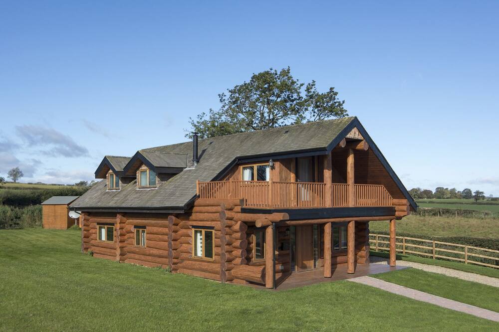 Traditional Scandinavian Random Log Home