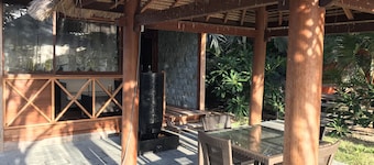 Waterfront Balinese Bungalow - romantic tropical getaway
