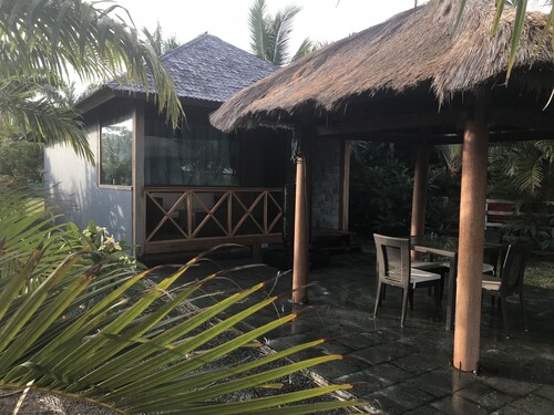 Bungalow balinais au bord de l'eau - escapade tropicale romantique