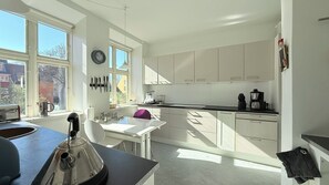 Fridge, oven, stovetop, dishwasher