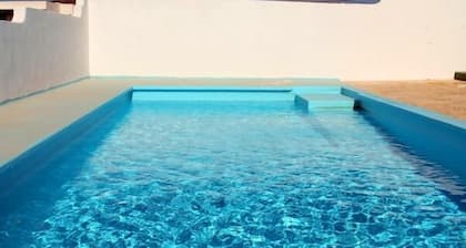 Estudio para 2 personas, wifi gratis, piscina climatizada comunitaria, TV sat