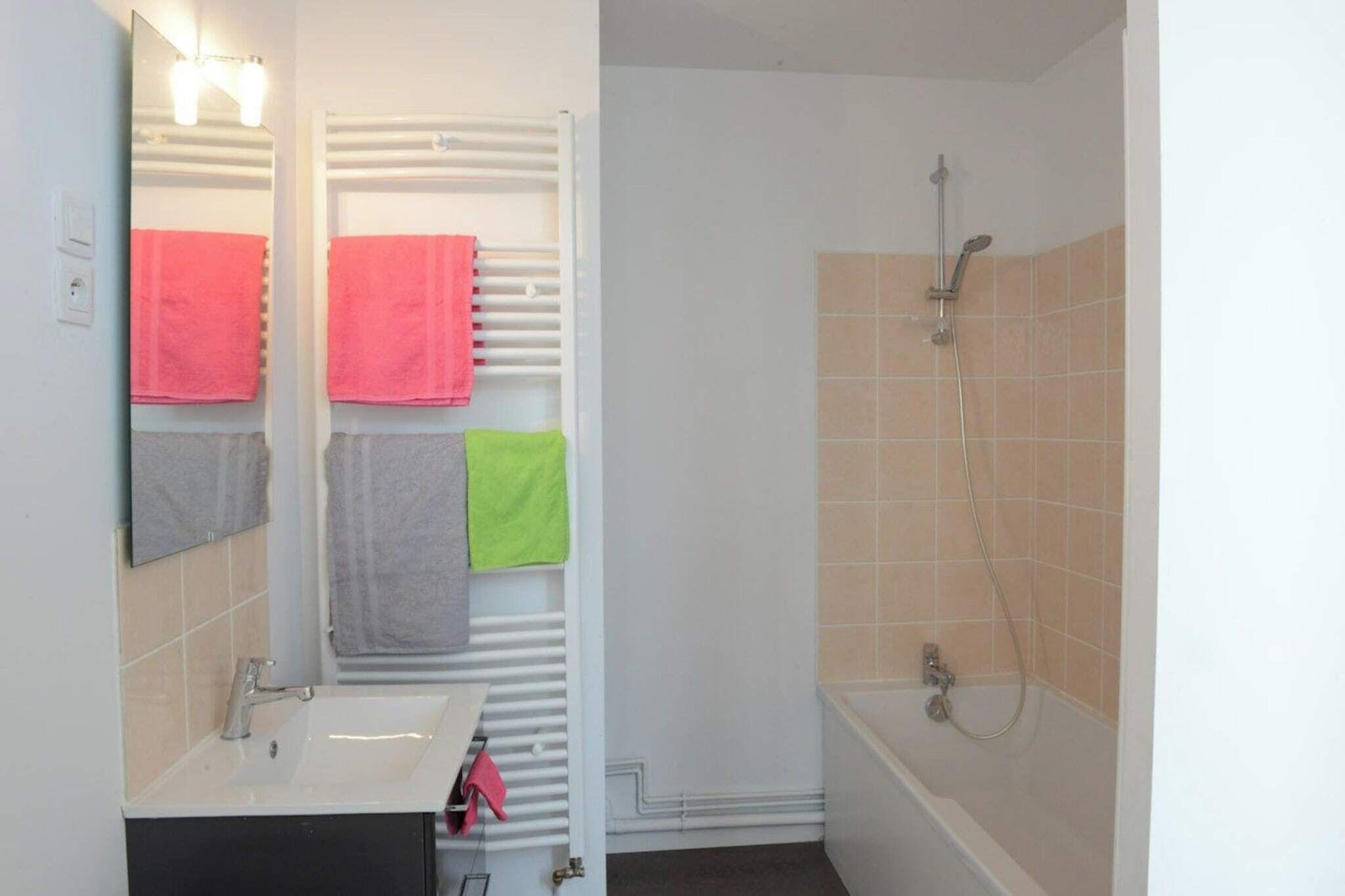 Baignoire, sèche-cheveux, serviettes fournies