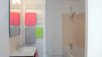 Bathtub, towels