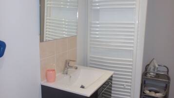 Bathtub, hair dryer, towels