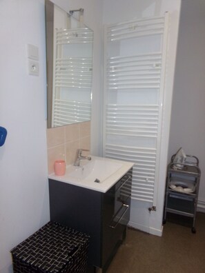 Baignoire, sèche-cheveux, serviettes fournies