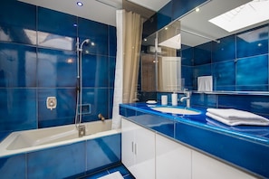 Bathtub, hair dryer, towels, soap - Last floor sea view - 100m Croisette and beaches - 5 min Palais (Cannes)