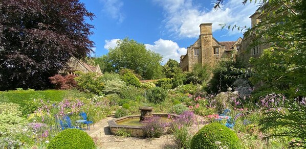 Property grounds - Bard's Nest, central, FREE allocated parking, 3 mins walk to Birthplace. (Stratford-upon-Avon)