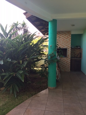 Property grounds - Feet in the sand, peace and security. (Itapoá)