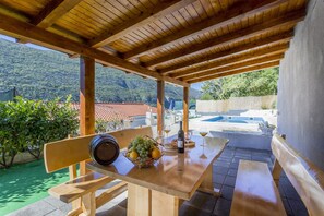 Outdoor dining - Holiday house with private pool (Kučiće)
