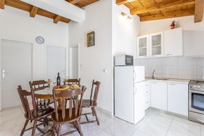Fridge, microwave, oven, stovetop - Holiday house with private pool (Kučiće)