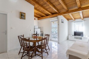 Dining - Holiday house with private pool (Kučiće)