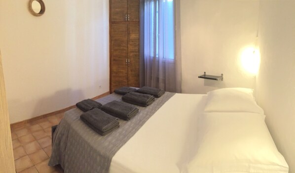 1 chambre, fer et planche Ă repasser, Wi-Fi, draps fournis