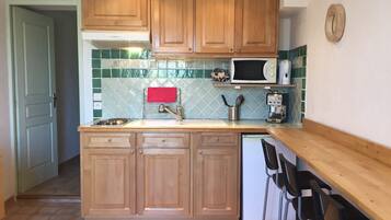 Een koelkast, een microgolfoven, een kookplaat