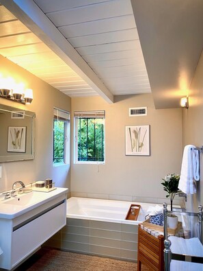 Combined shower/tub, eco-friendly toiletries, hair dryer, towels