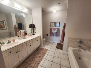 Ensemble baignoire-douche, séchoir à cheveux, serviettes fournies, savon