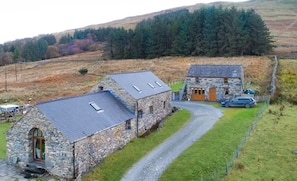 Exterior - Beudy Bach is a small cottage at the foot of Moel Hebog. (Beddgelert)