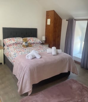 1 bedroom, iron/ironing board, free WiFi, bed sheets - Beudy Bach is a small cottage at the foot of Moel Hebog. (Beddgelert)