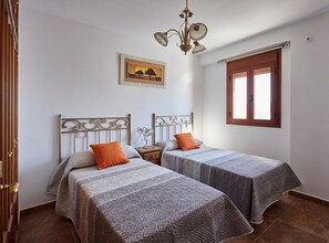 5 bedrooms, desk, iron/ironing board, free WiFi - Apartment with pool and spectacular views, ideal for families (IZNAJAR)