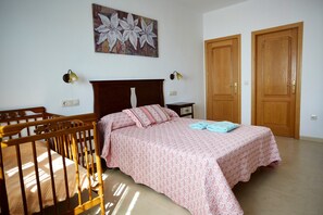 5 bedrooms, desk, iron/ironing board, free WiFi