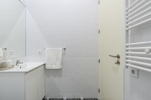 Shower, hair dryer, towels, soap - LIT Apartments (2 bedrooms | city center) (Porto)