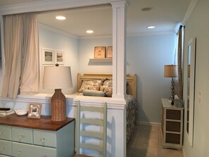 Iron/ironing board, free WiFi, bed sheets - Cozy Studio in Long Beach / EAB (East Atlantic Beach)