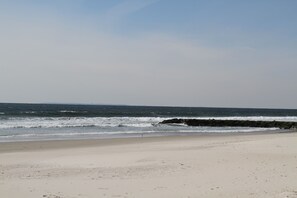 Plage à proximité, chaises longues, serviettes de plage