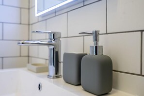 Douche, sèche-cheveux, serviettes fournies