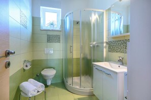 Dusche, Haartrockner, Handtücher